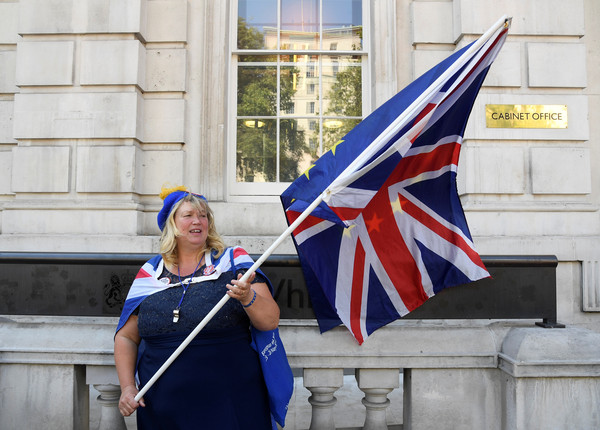 ▲▼一名反對脫歐的示威者出現在英國內閣辦公廳外。（圖／路透）