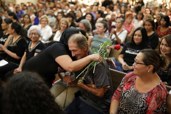 ▲老婆死於美國沃爾瑪槍擊案，61歲巴斯寇（Antonio Basco）邀請大家喪禮，700人暖心到場。（圖／路透）