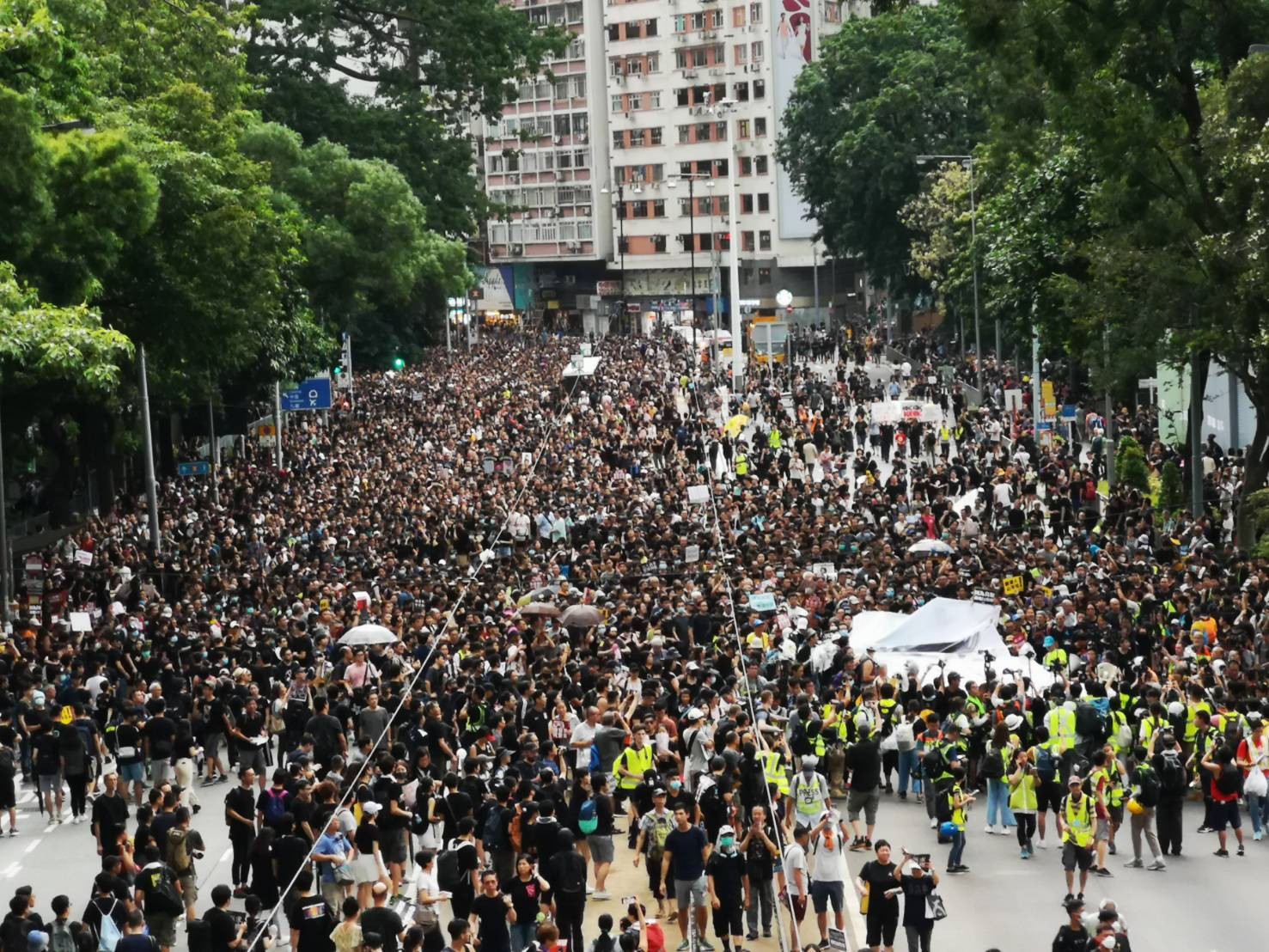 ▲香港818維園集會人潮眾多，現場突然下起大雨。（圖／記者黃彥傑攝） 