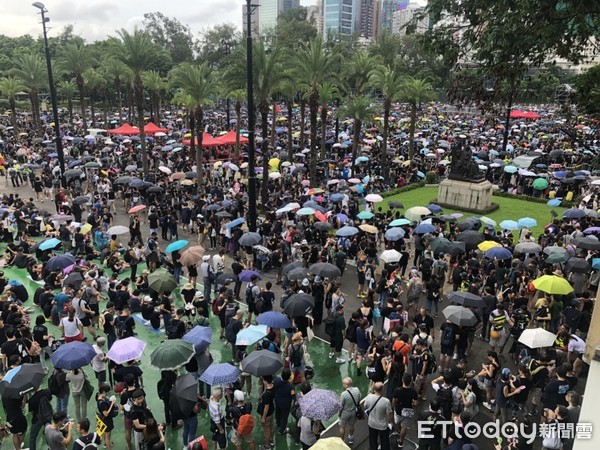 ▲香港818集會，人潮已在維園聚集。（圖／記者陳以昇攝）