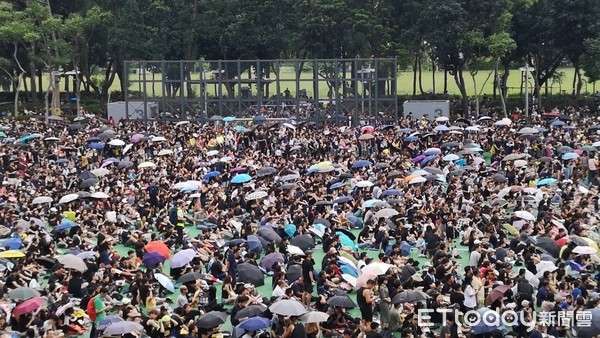 ▲香港民陣818集會，人潮已在維園聚集。（圖／記者黃彥傑攝）
