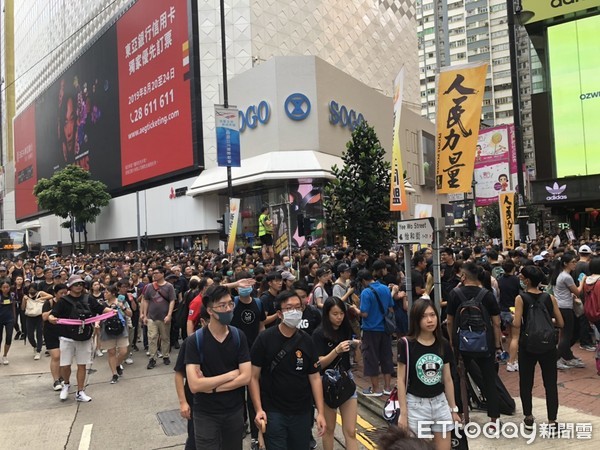 ▲香港818民陣集會人潮眾多，銅鑼灣站人群湧到馬路，車子幾乎難以移動。（圖／記者陳以昇攝）