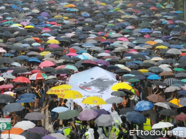 ▲香港818維園集會人潮眾多，現場突然下起大雨。（圖／記者黃彥傑攝） 