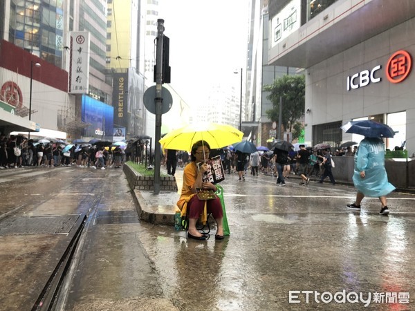 ▲香港818維園集會人潮眾多，現場突然下起大雨。（圖／記者陳以昇攝）