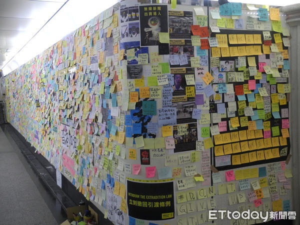 ▲▼在台港生「香港邊城青年」在台灣大學附近地下道發起「連儂牆」活動。（圖／記者許展溢攝）