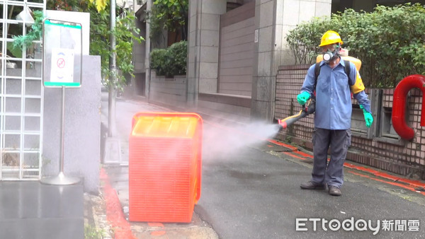 ▲▼北市府針對本土登革熱疫情進行社區消毒。（圖／記者呂佳賢攝）