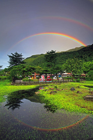 ▲19日早晨，鯉魚潭被網友拍到彩虹。（圖／網友林辰儒提供，請勿隨意翻拍，以免侵權）