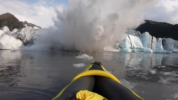 ▲皮艇運動員安卓（Andrew Hooper）和喬許（Josh Bastyr）在阿拉斯加的斯賓塞冰川（Spencer Glacier）划艇時，親眼目睹了冰山坍塌的畫面。（圖／路透社）
