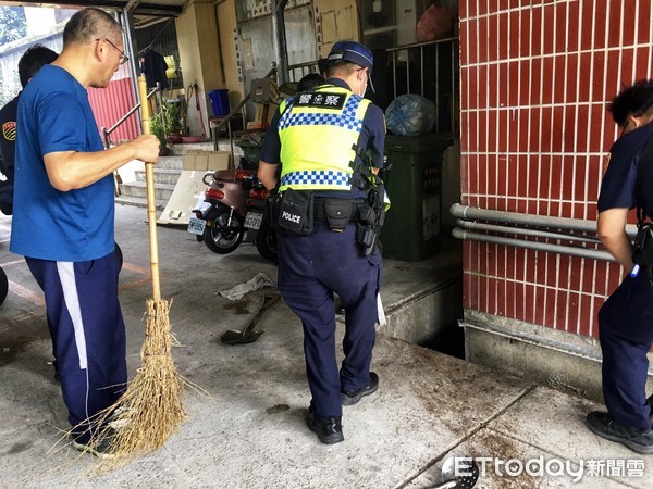 ▲ 防疫登革熱大作戰 金山警以身作則清掃除病源。（圖／記者郭世賢翻攝）