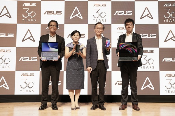▲華碩董事長施崇棠今率領團隊於日本盛大發表最新ZenBook系列筆電與ZenFone 6智慧型手機。（圖／華碩提供）