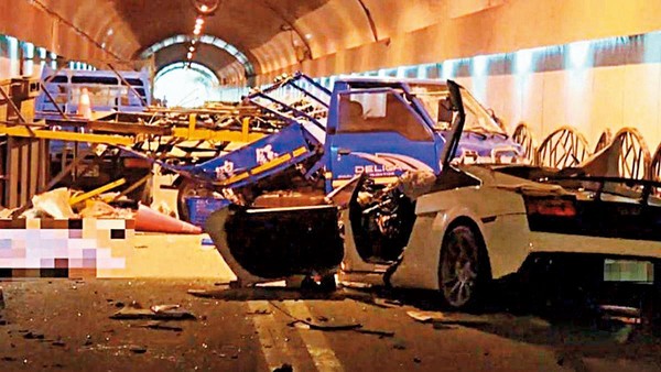 富少游瀚甯去年7月駕駛租來的藍寶堅尼，在台北市自強隧道飆車，失控撞上工程車，導致同車劉姓女友及張姓工人當場死亡。（翻攝自東森新聞）