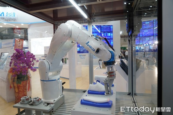 ▲▼台達電自動化展，鎖螺絲機器人與製鞋機器人。（圖／業者提供）