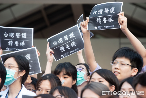 ▲▼醫師職業工會-醫護人員快閃大合照聲援香港。（圖／記者季相儒攝）