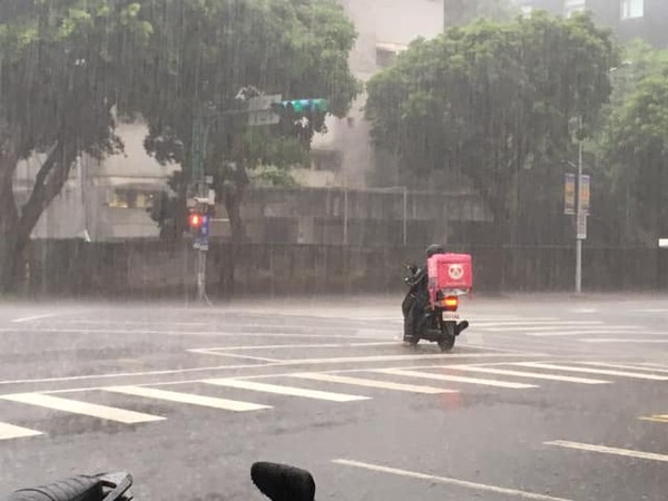 ▲▼外送員「暴雨等紅燈」！他拿餐點心酸：感謝勇者…網分兩派全戰翻。（圖／翻攝爆廢公社）