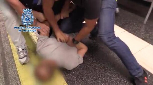 ▲一名53歲的哥倫比亞偷拍狼，在馬德里地鐵遭到警方逮捕。(圖／馬德里警檔案照)