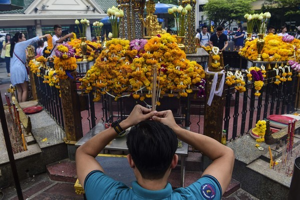 ▲曼谷四面佛在2015年發生炸彈襲擊，至今仍有民眾前往悼念。（圖／CFP，下同）