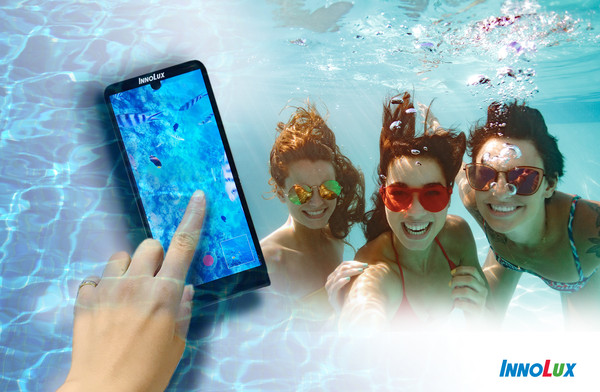 ▲潛水也能玩自拍！　群創推出「全球首支水下觸控拍照手機」。（圖／群創提供）