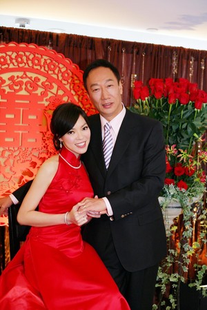 郭台銘與妻子曾馨瑩訂婚時的照片，根本看不出年齡相差24歲。（東方IC）