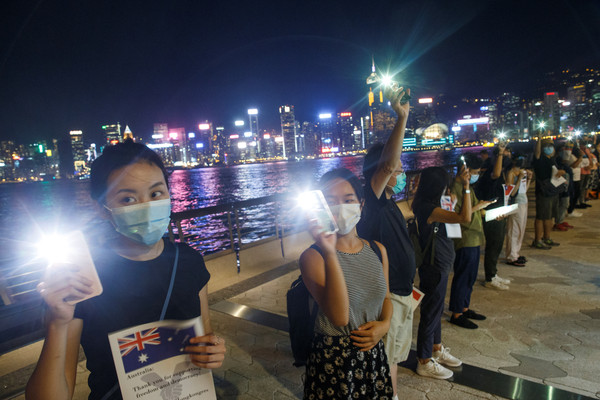 ▲▼香港民眾發起人鍊運動，手牽手築「香港之路」。（圖／路透）