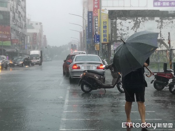 ▲▼ 白鹿颱風來襲，台東市區風強雨大。（圖／記者黃彥傑攝）