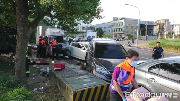 ▲桃園市蘆竹區一輛貨車清晨突然失控，衝向路旁轎車波及路旁環保志工，現場一片混亂。（圖／記者沈繼昌翻攝）