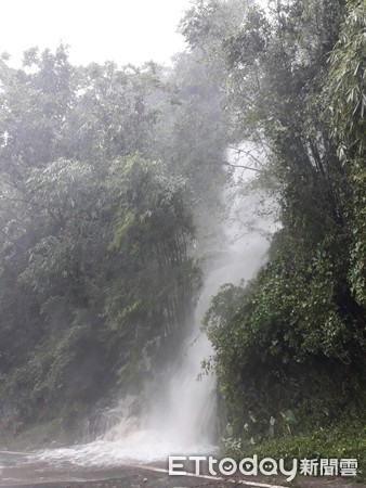 ▲豪雨直下不停，南安瀑布旁出現驚人雨瀑。（圖／花蓮消防局提供，下同）