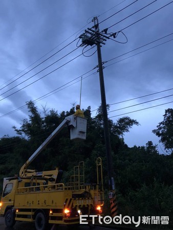 ▲受到白鹿颱風外圍環流影響，台南地區陸累計曾停電戶數達6305戶，台南區營業處全力進行電力修復，目前已全數恢復供電。（圖／記者林悅翻攝，下同）