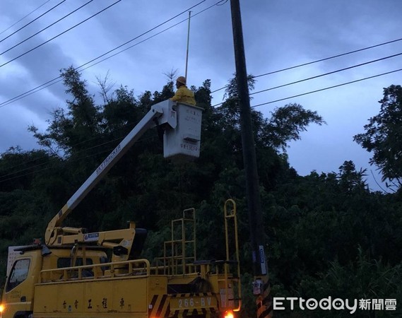 ▲受到白鹿颱風外圍環流影響，台南地區陸累計曾停電戶數達6305戶，台南區營業處全力進行電力修復，目前已全數恢復供電。（圖／記者林悅翻攝，下同）