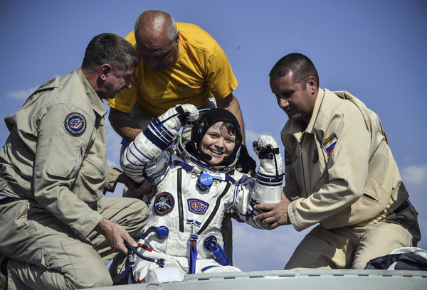 ▲▼美國女太空人麥克萊恩（Anne McClain）涉及首宗太空犯罪。圖為2019年6月25日她從國際太空站成功返回地球。（圖／達志影像／美聯社）