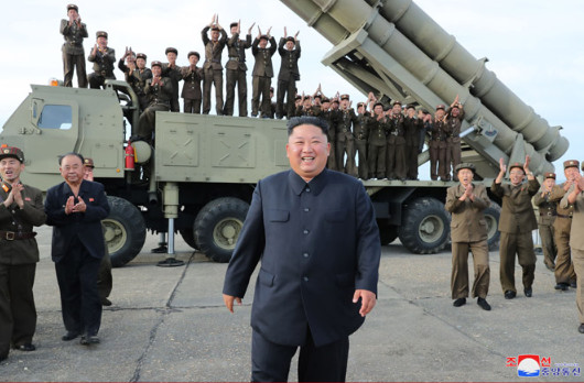 ▲北韓金正恩24日凌晨再度視察新型火箭試射。（圖／朝中社下同）