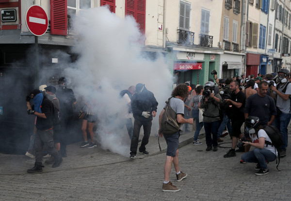 ▲抗議G7的人士與警方爆發激烈衝突。（圖／路透社）
