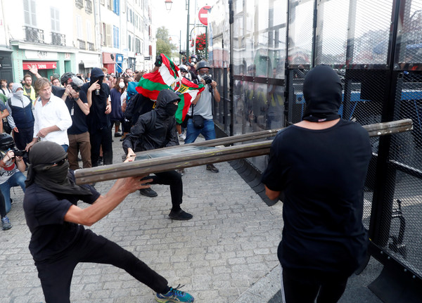 ▲抗議G7的人士與警方爆發激烈衝突。（圖／路透社）