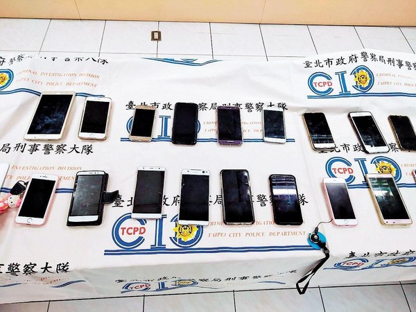 警方偵破詐騙案，查獲大批用來犯罪的手機。（警方提供）