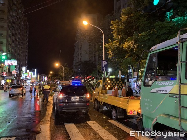 ▲南區新孝路、永成路2段也發現有路樹倒塌、安平工業區工廠鐵門被吹至路上，以及明興路路邊廣告招牌遭吹倒路中，線上巡邏員警發現後，均主動予以排除。（圖／記者林悅翻攝，下同）