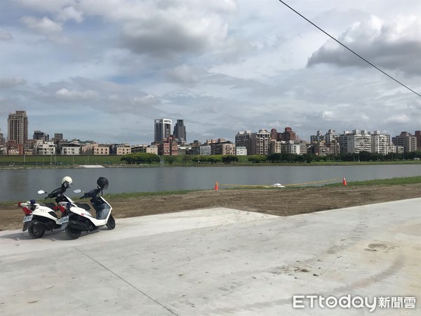 ▲▼微風運河上驚見浮屍。(圖/記者陳豐德翻攝)