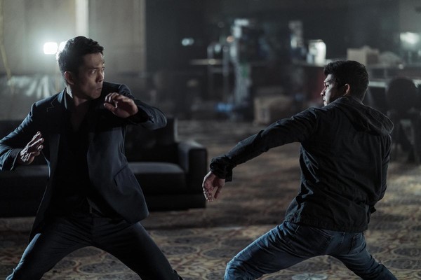 文峰飾演六爺（左），是唐人街的老大，跟阿凱的五行刺客大打出手。（Netflix提供）