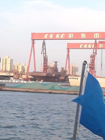 ▲▼解放軍被視為攻台力氣的075型兩棲攻擊艦（075 LHD）已接近完工，預估最快在2025年前就可交付部隊。（圖／翻攝自大陸網站）