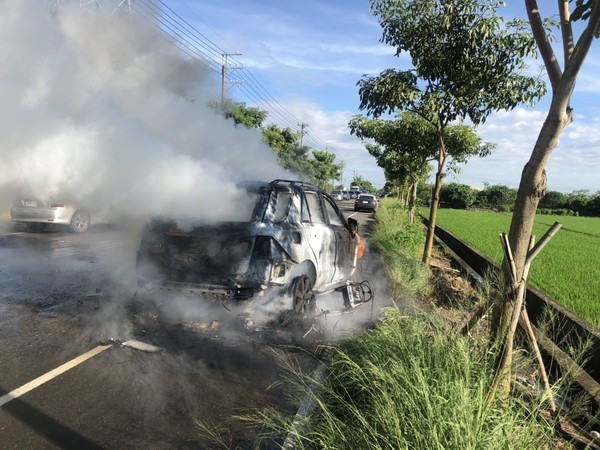 ▲莿桐鄉發生火燒車意外。（圖／雲林縣消防局提供）