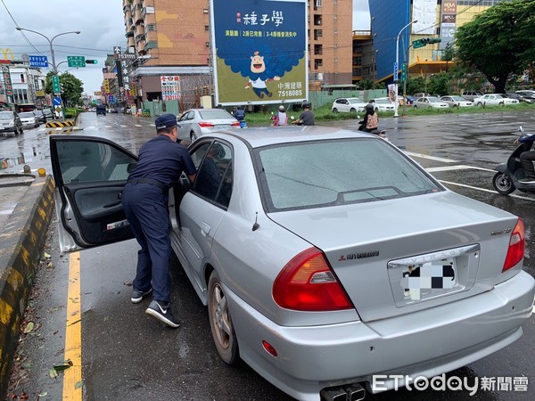 ▲東警分局第五組組長蘇文宏、警務佐温文翰將故障的自小客車移到路旁安全地方，讓駕駛很感激。            。（圖／記者陳崑福翻攝）