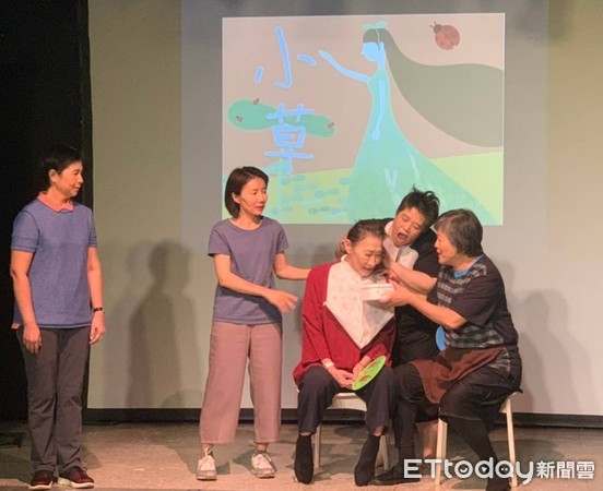▲家庭照顧者舞台劇「小草」。(圖/記者嚴云岑攝)