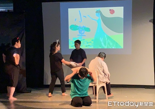 家庭照顧者舞台劇「小草」。(圖/記者嚴云岑攝)