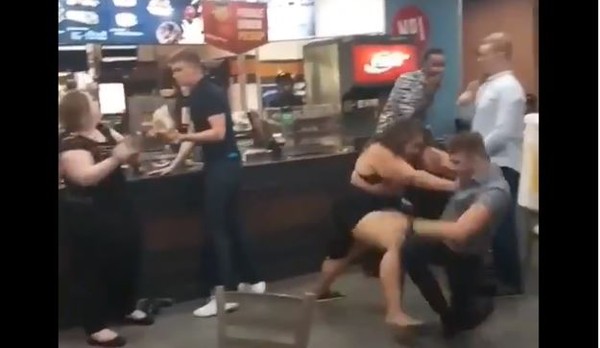 ▲▼麥當勞相撲賽。(圖/翻攝自Twitter/@geoffschwartz)