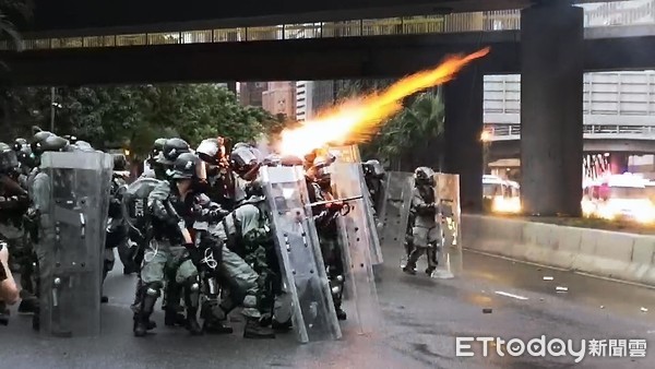 0831香港反送中，警方發射催淚彈。（圖／記者黃彥傑攝）