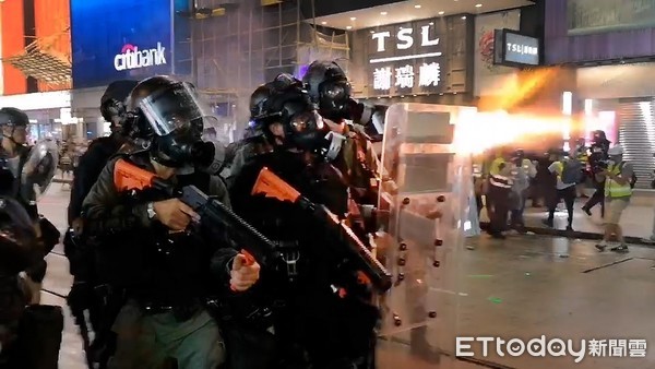 0831香港反送中，警方發射催淚彈。（圖／記者黃彥傑攝）