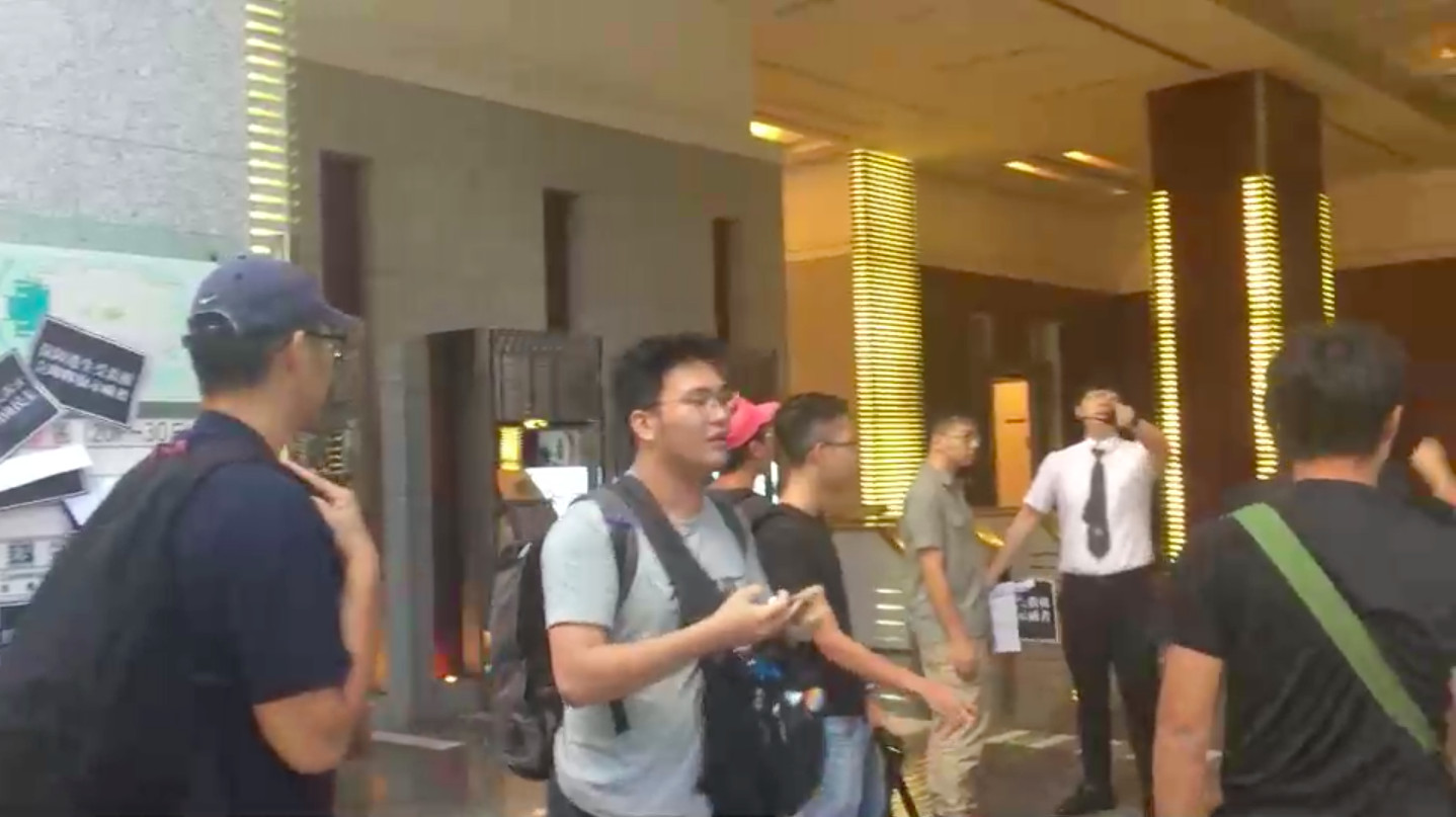 ▲▼學生團體突襲香港經濟貿易文化辦事處聲援被捕的東華大學港生。（圖／翻攝許冠澤臉書）