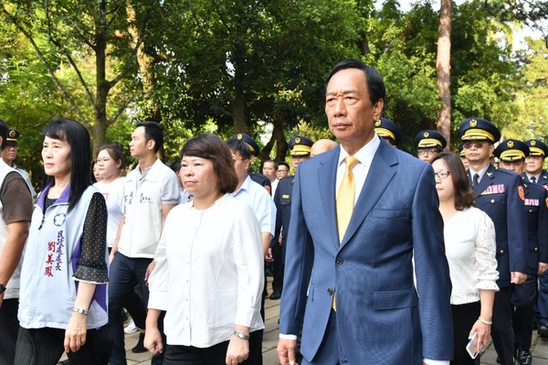 ▲郭台銘出席殉職鐵路警李承翰入祀忠烈祠，與嘉義市長黃敏惠意外同框。（圖／郭台銘辦公室提供）