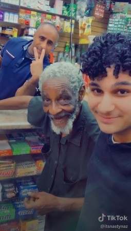 ▲▼ 鬍渣男幫助街友。(圖/翻攝自TikTok/@itsnastynaz)