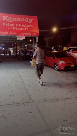 ▲▼ 鬍渣男幫助街友。(圖/翻攝自TikTok/@itsnastynaz)