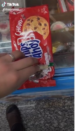 ▲▼ 鬍渣男幫助街友。(圖/翻攝自TikTok/@itsnastynaz)