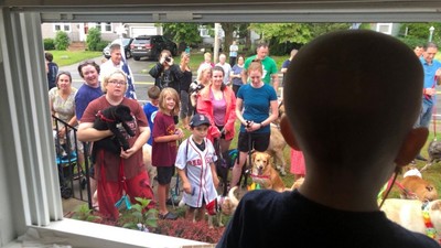 3歲男孩腦癌被限制在家　暖心鄰居聚集窗前　每天排隊表演逗樂他